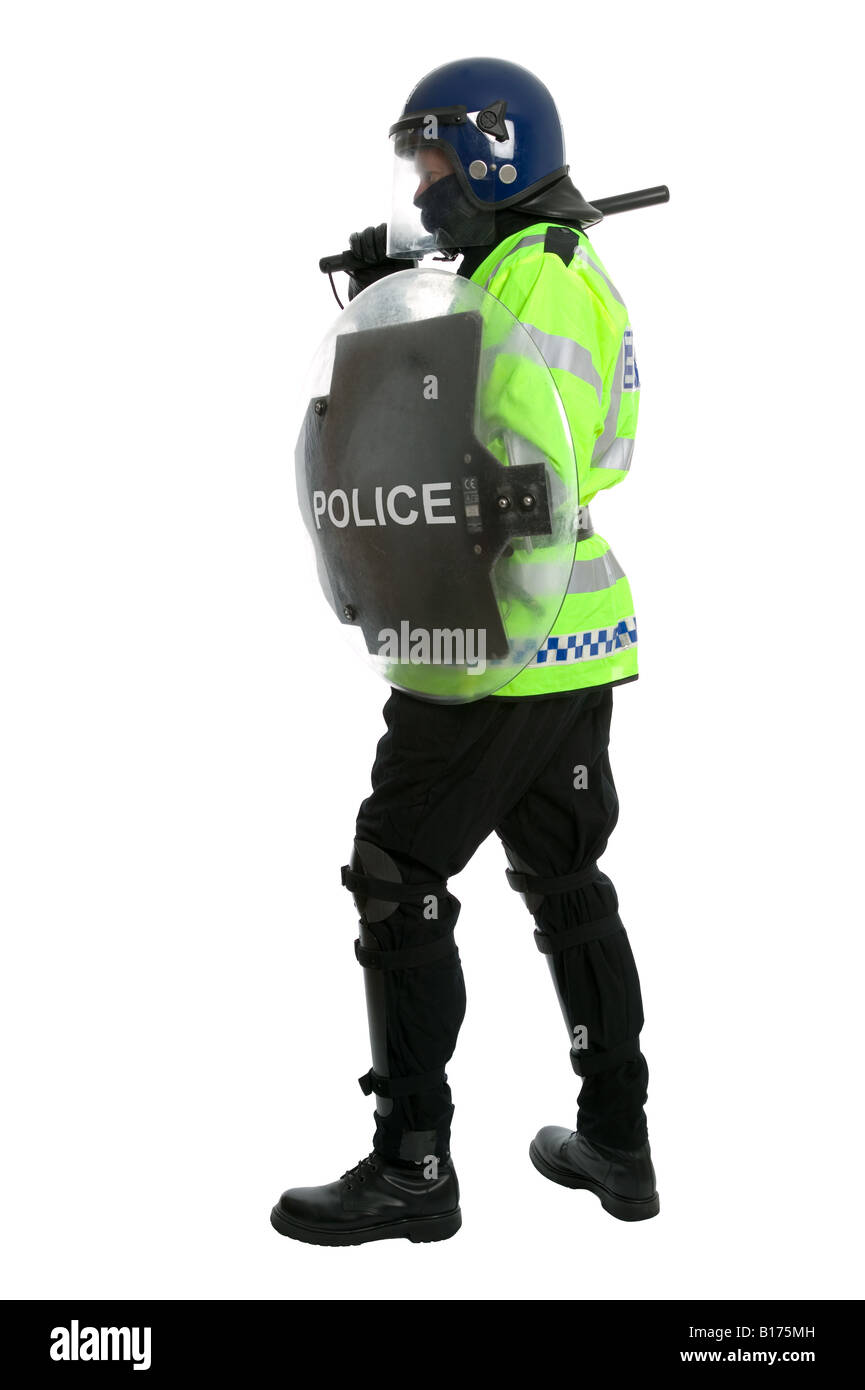 Funzionario di polizia in piena sommossa ingranaggio con la sua bacchetta sollevata e portante uno scudo sparato contro uno sfondo bianco Foto Stock