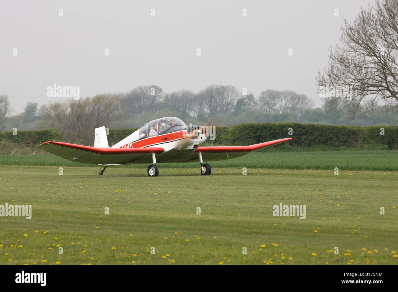 Uno "Jodel" D112 G-BVEH il decollo da Breighton Airfield Foto Stock