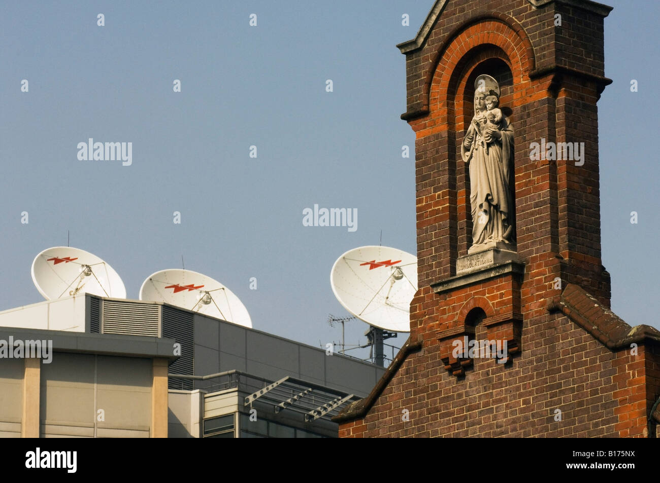 Inghilterra, London, Fulham Palace Road, Sant Agostino la Chiesa cattolica romana con edificio moderno in background Foto Stock