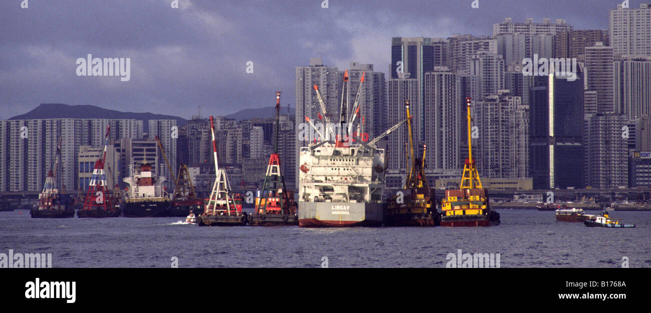 Porto di Hong Kong Kowloon con in sottofondo. Hong Kong, Cina. Foto Stock