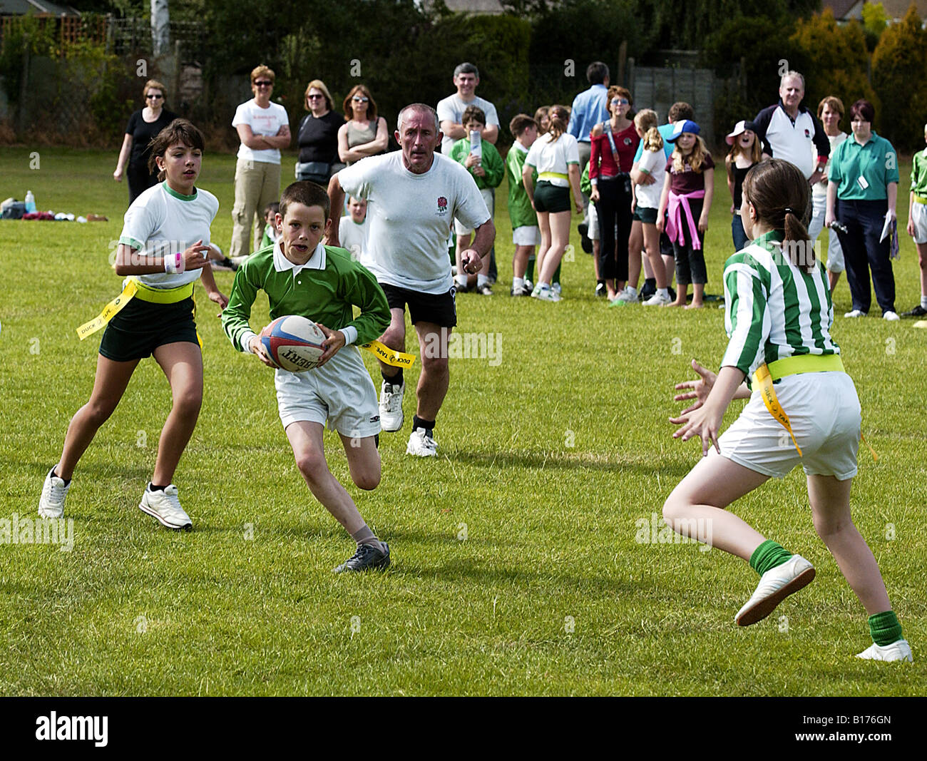 I bambini giocando a rugby Foto Stock