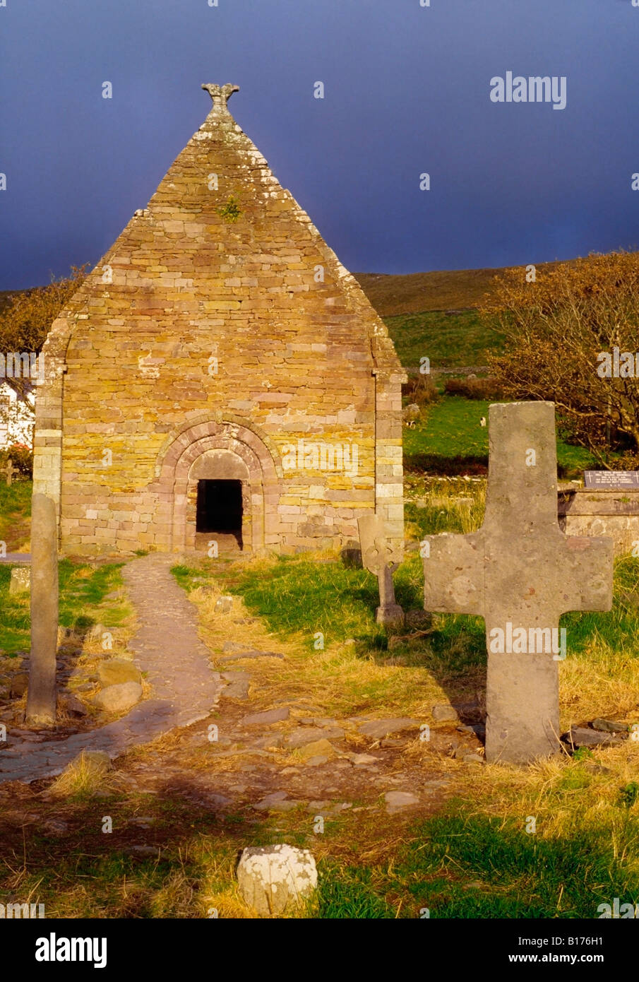 Kilmalkedar Chiesa, la penisola di Dingle, Co. Kerry, Irlanda Foto Stock