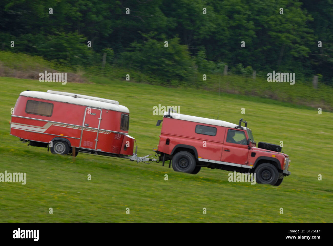 Red Land Rover Defender 110 Hard Top con traino di un matching red caravan per la Nazionale ALRC 2008. Foto Stock