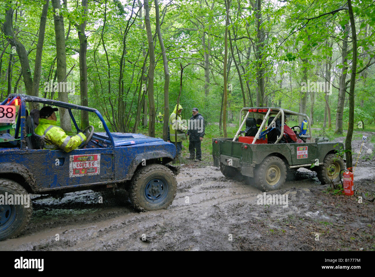 Land Rover basato off-road racer che si fanno concorrenza a livello nazionale ALRC 2008 prova CCVT durante molto cattivo tempo. Foto Stock