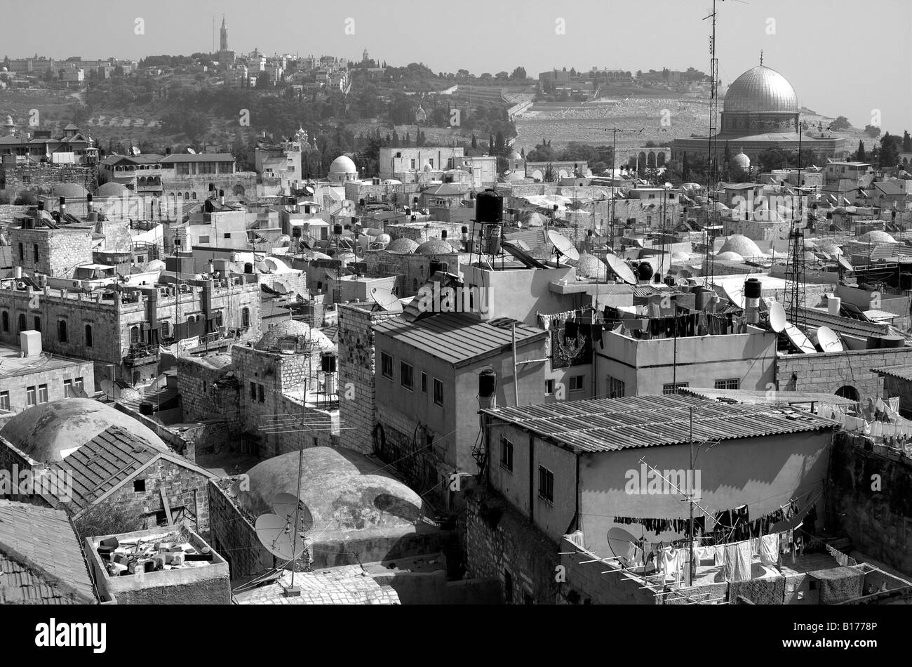 La Cupola della roccia si erge sopra la acciottolati vicoli del quartiere arabo della Città Vecchia di Gerusalemme. Foto Stock