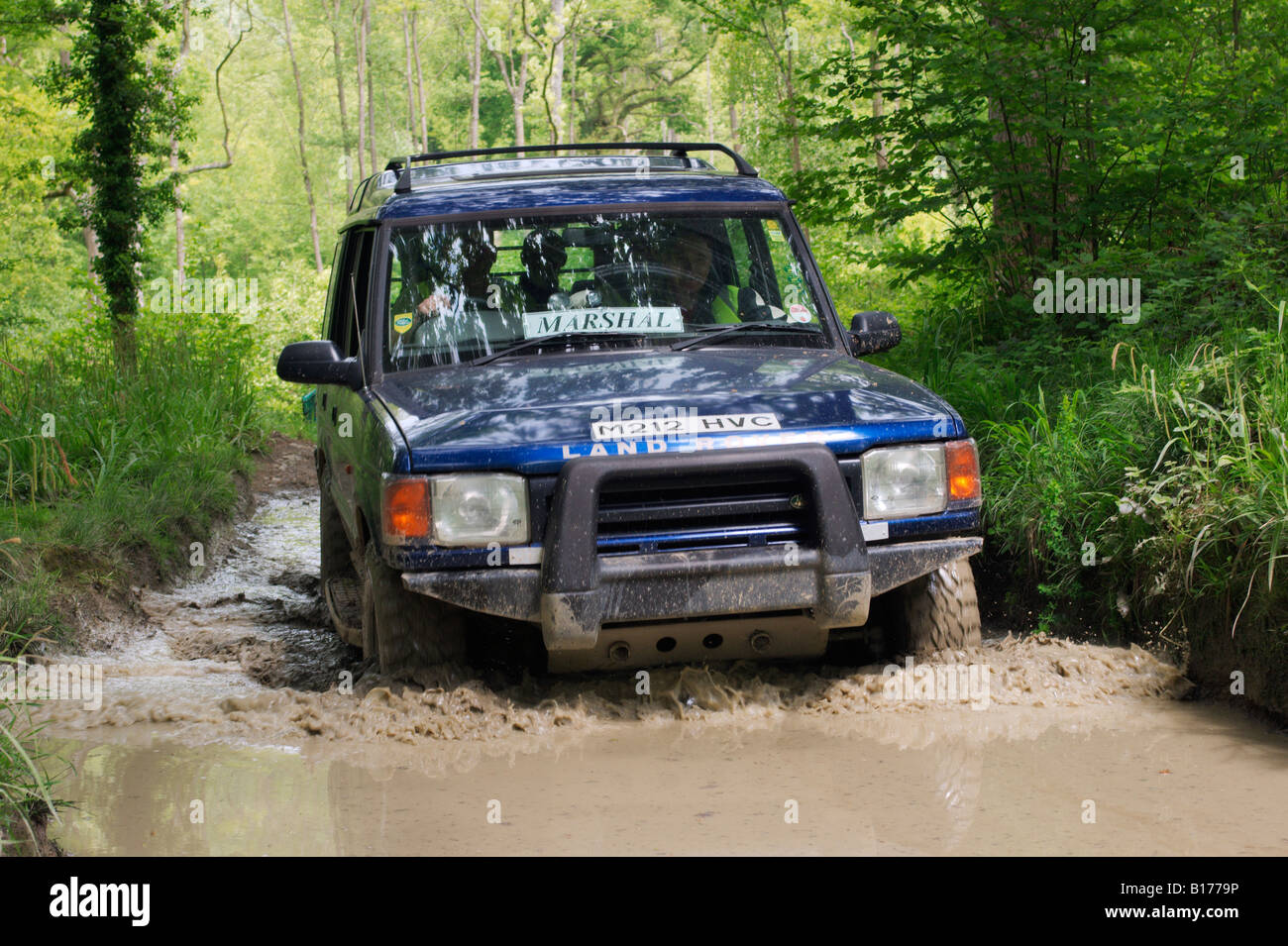 Land Rover Discovery auto di supporto all'ALRC NAZIONALE RTV 2008 guida di prova attraverso la foresta allagata strada dopo una pioggia torrenziale. Foto Stock