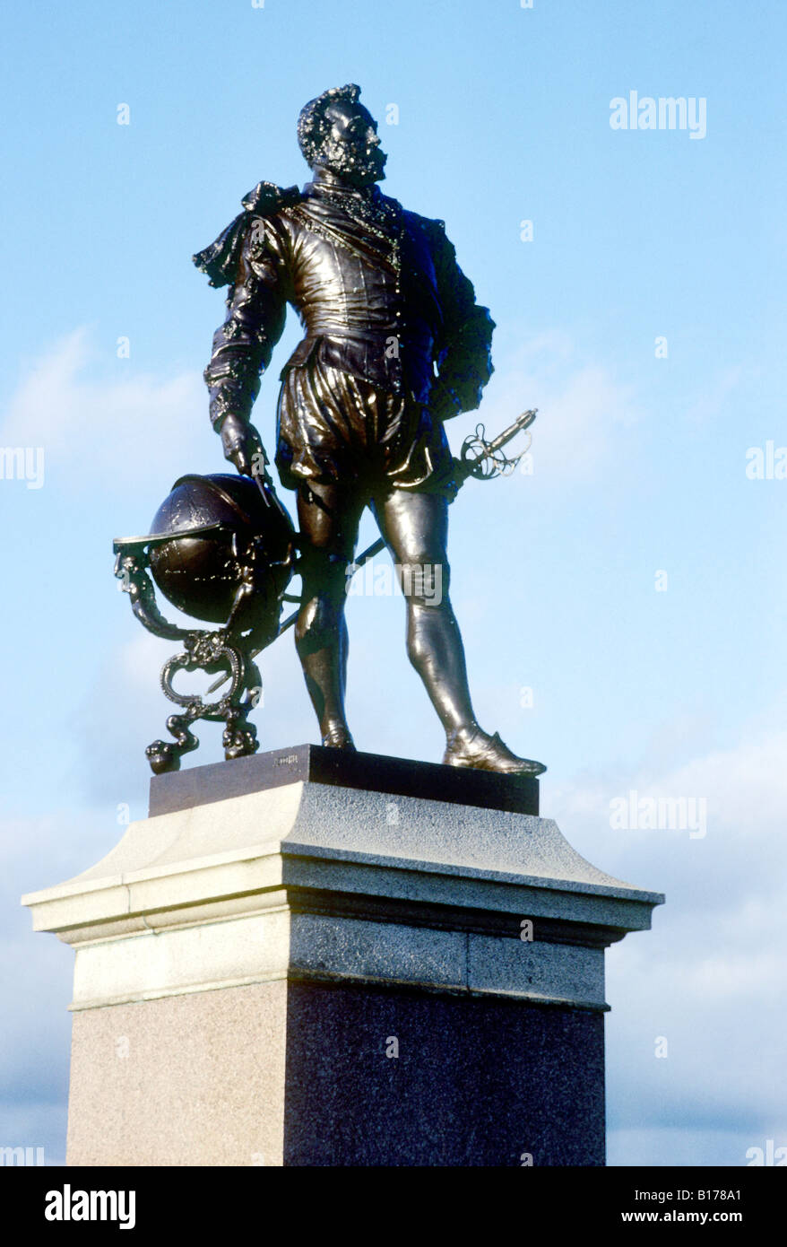 Plymouth Hoe Sir Francis Drake statua Inghilterra Inglese Regno Unito navigator explorer Elizabethan periodo età Foto Stock