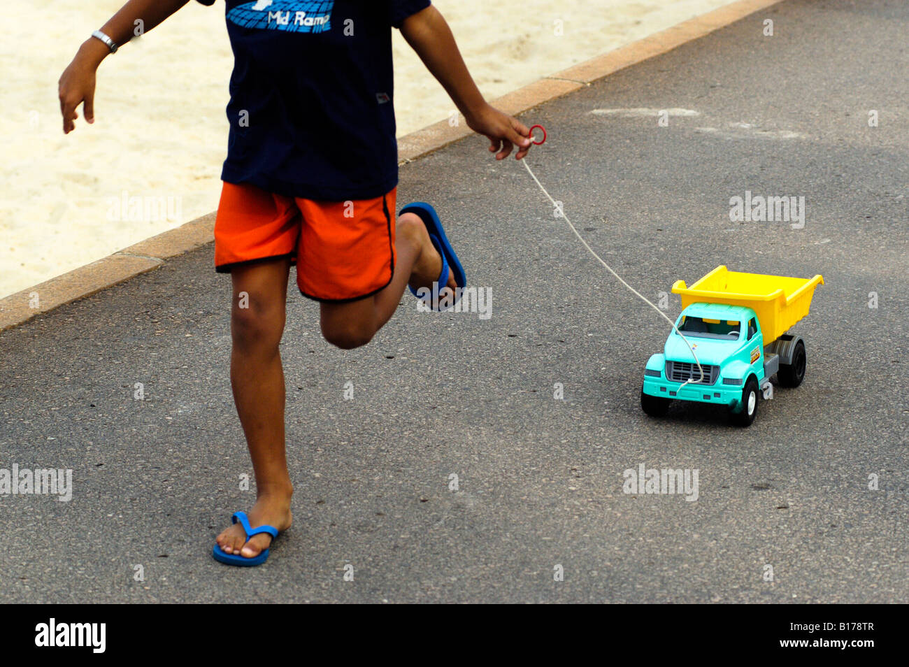 Bambino gioca al Flamengo s park della città di Rio de Janeiro in Brasile 23 09 05 Foto Stock
