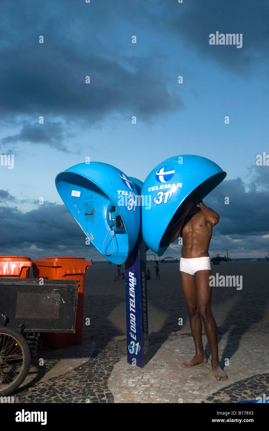 L'uomo parla in un telefono pubblico di Rio de Janeiro in Brasile 28 02 06 Foto Stock