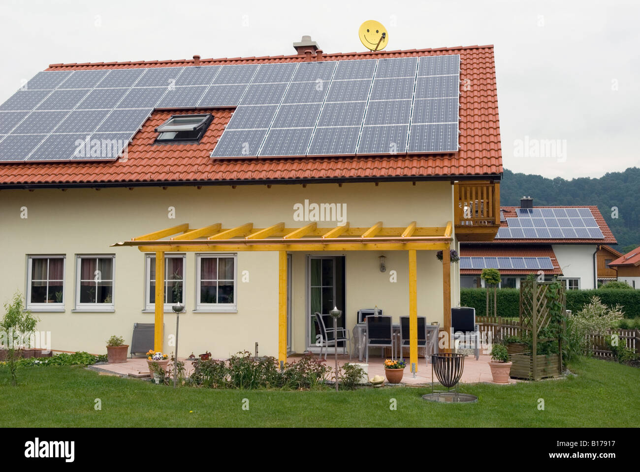 I pannelli solari montati sul tetto di una casa del villaggio di Marktl vicino Alutting, Baviera, Germania. Foto Stock