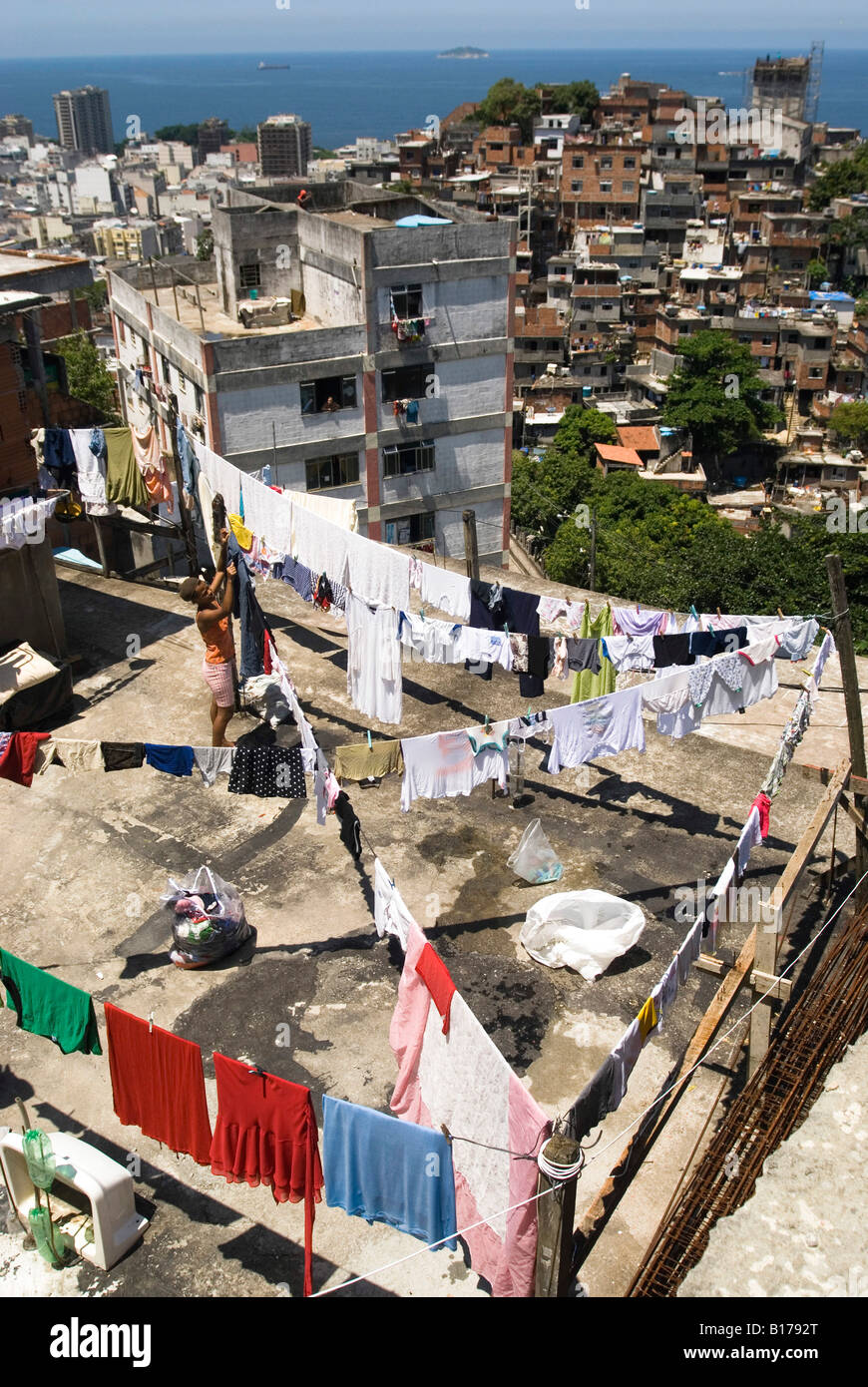 Donna abiti appesi in una delle baraccopoli di Rio de Janeiro in Brasile 02 03 06 Foto Stock