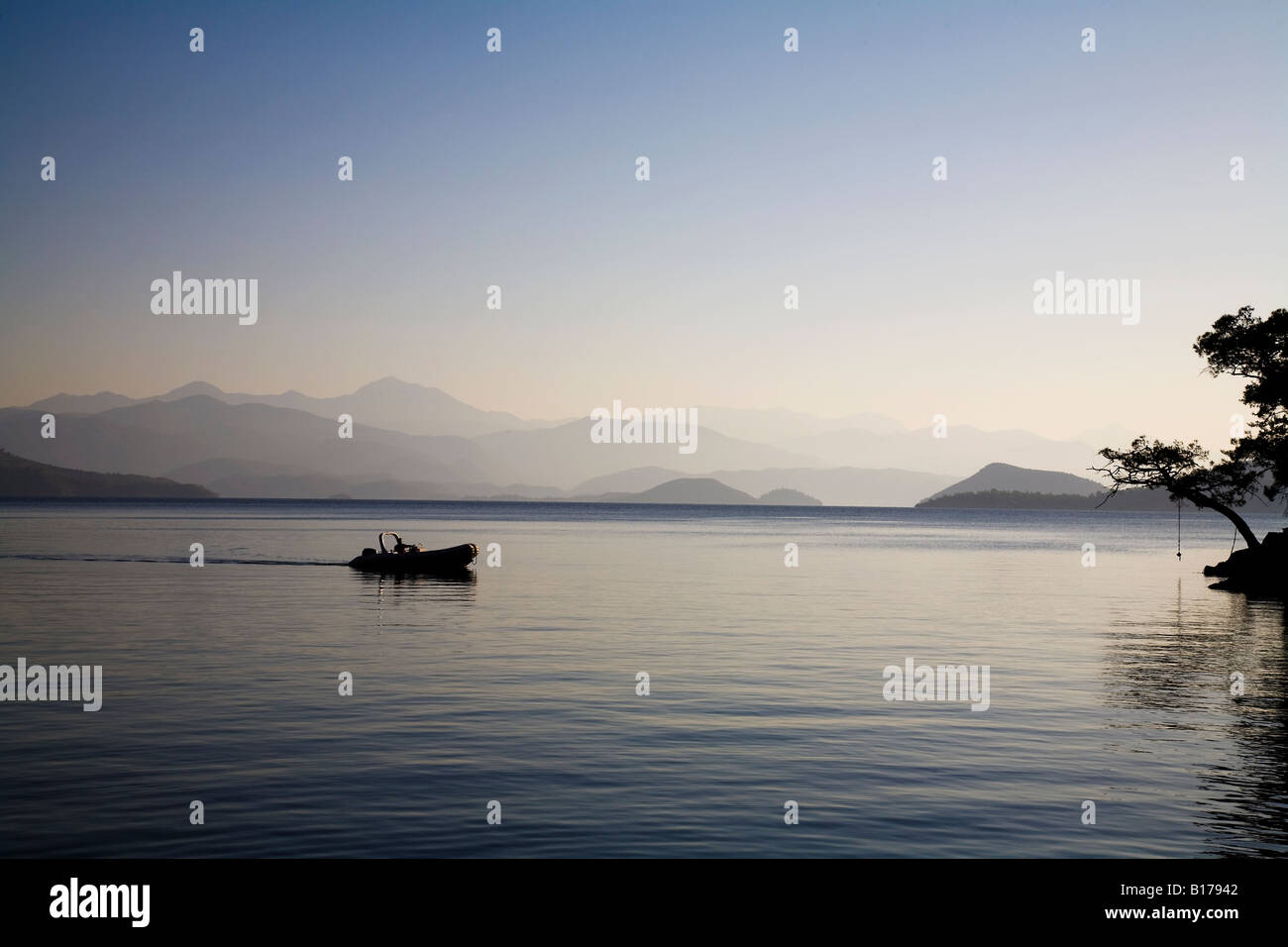 Alba guardando da Kucuk Sarsala verso Gocek sull'estremità nord del Golfo di Fethiye Foto Stock