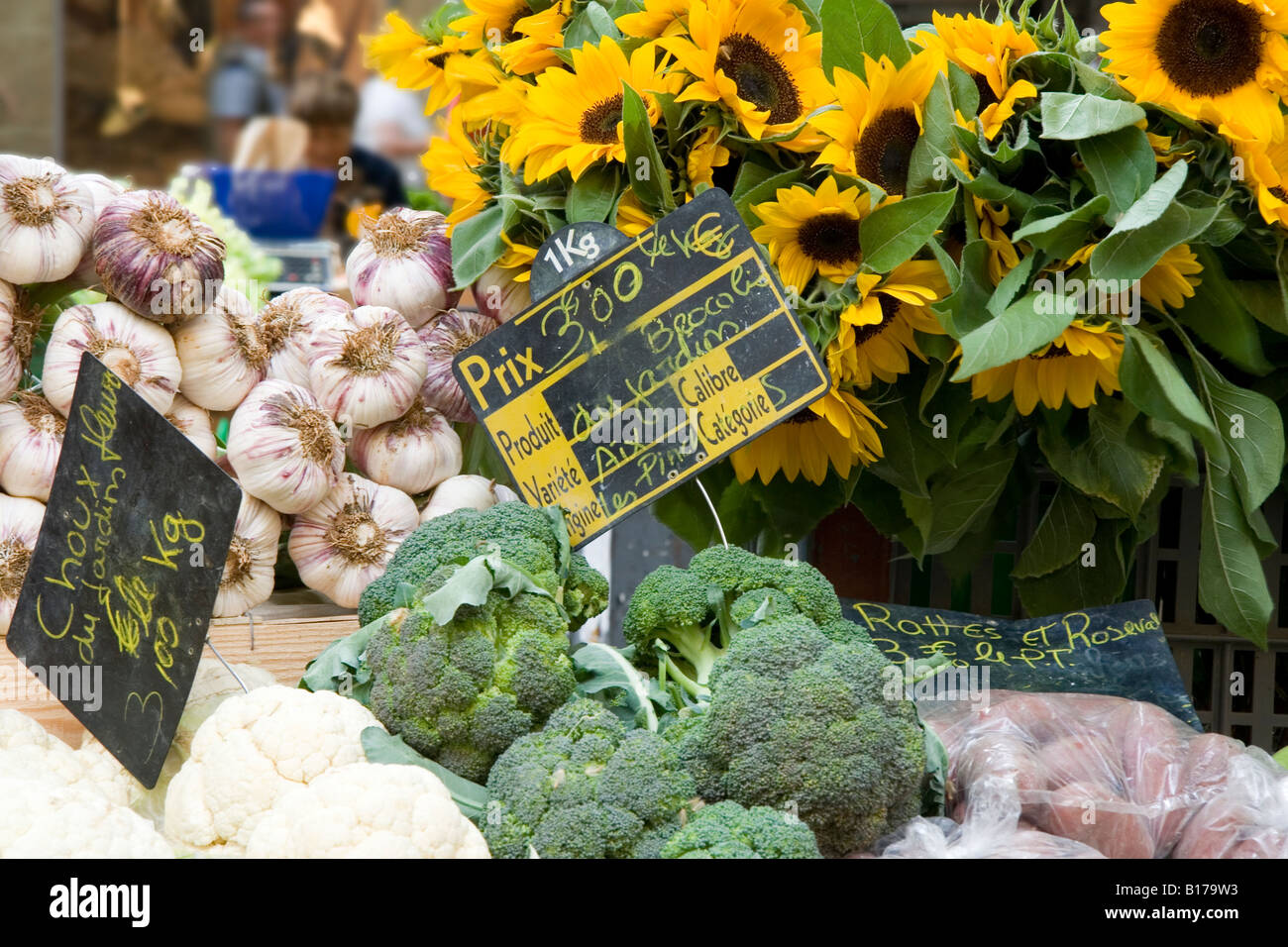 Mercato ortofrutticolo in Piazza Richelmi, Aix en Provence, Francia meridionale. Foto Stock