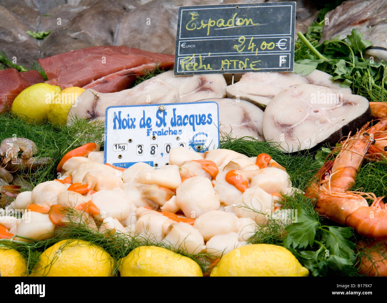 Display sul mercato del pesce in Piazza Richelmi, Aix en Provence, Francia meridionale. Foto Stock