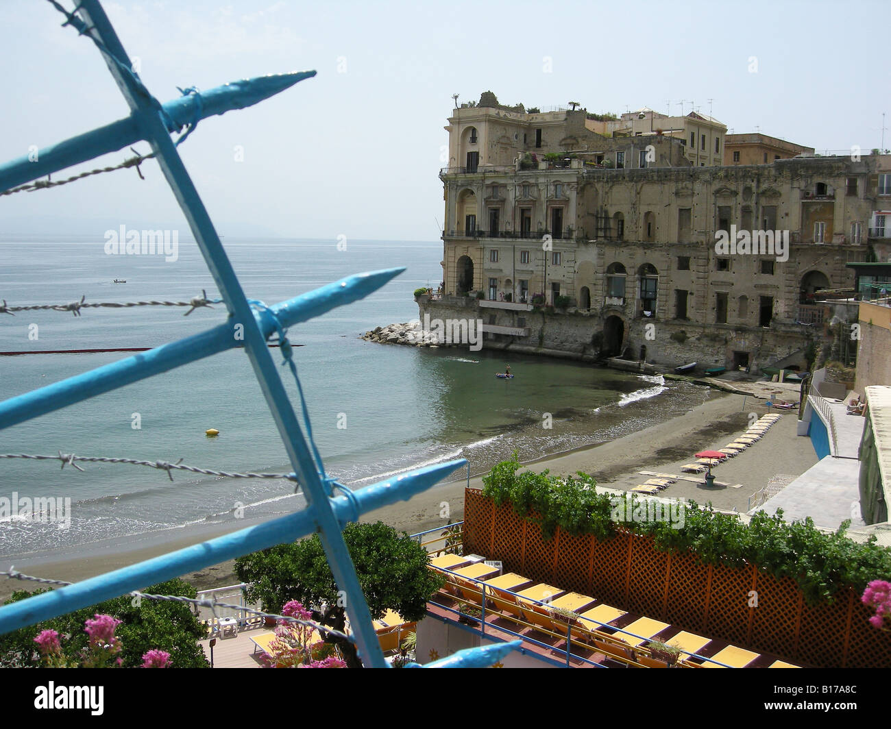 La spiaggia non è libero e Palazzo Donn'Anna - Posillipo Napoli Campania Italia Meridionale Foto Stock