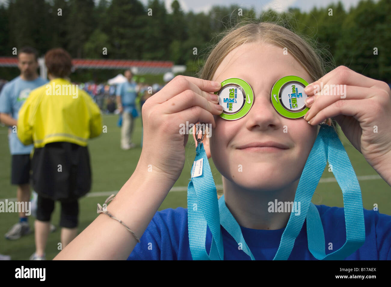 Partecipante nella seconda annua Nike 5K per bambini mostra off medaglie Foto Stock