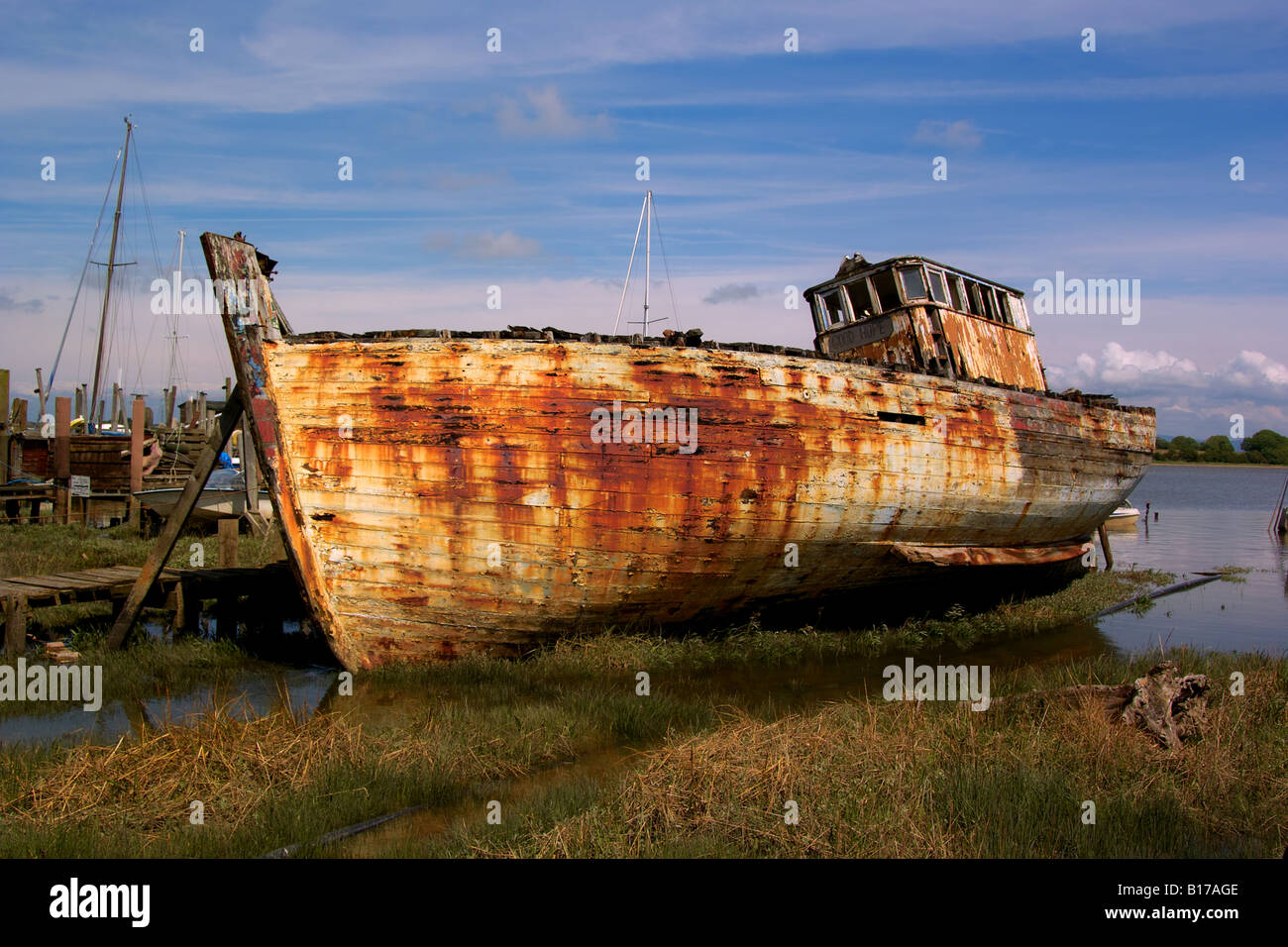 Vecchia barca da pesca ormeggiate a Skippool Creek, Fleetwood, nel Lancashire. Foto Stock