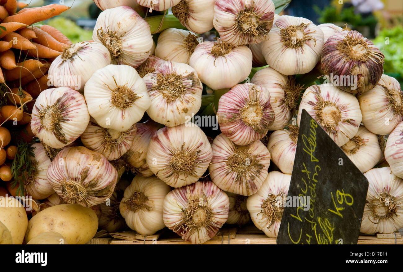Mercato ortofrutticolo in Piazza Richelmi, Aix en Provence, Francia meridionale. Foto Stock