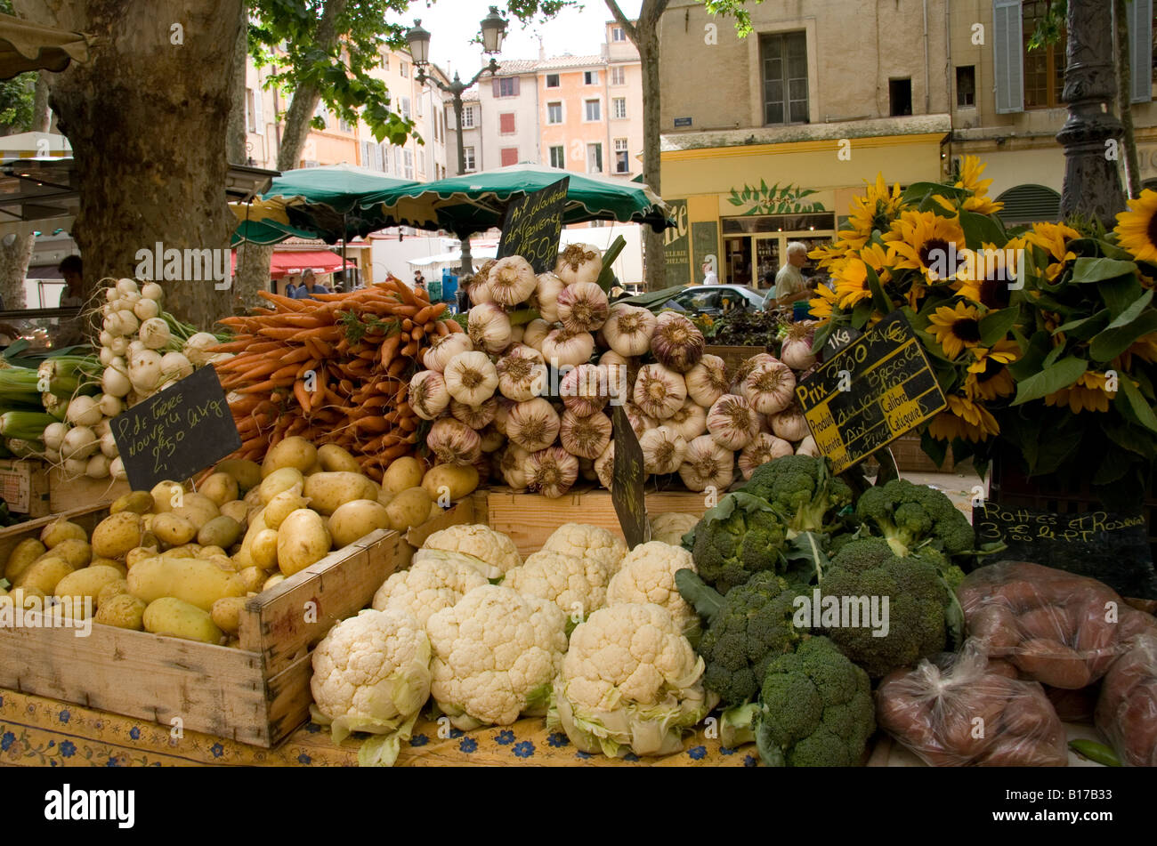 Mercato ortofrutticolo in Piazza Richelmi, Aix en Provence, Francia meridionale. Foto Stock