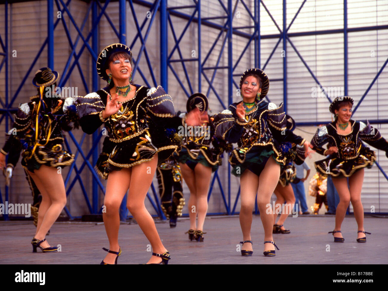 Le donne peruviane danza una danza tradicional Lima Peru Foto Stock