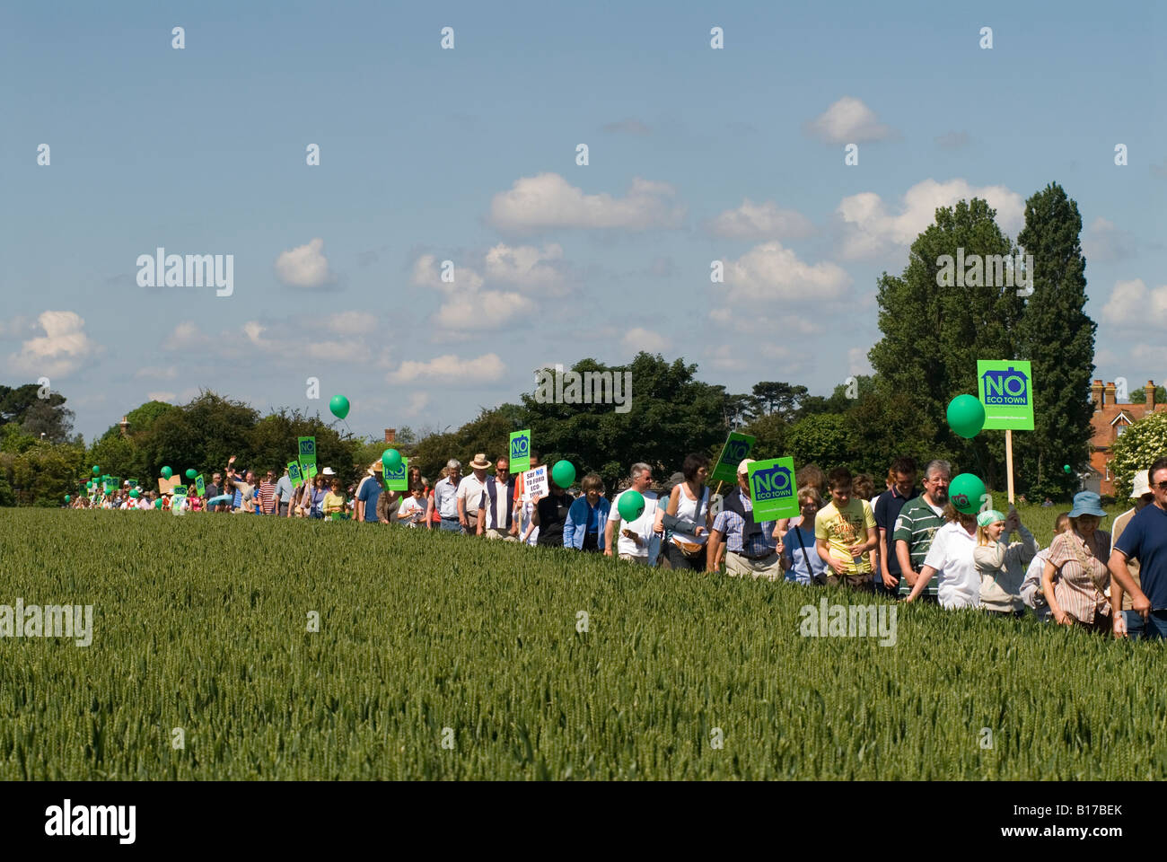 No alla gente del posto di nuova città protesta contro gli sviluppatori - sviluppo di nuove abitazioni in un terreno agricolo verde a Ford West Sussex Regno Unito anni '2008 2000 Foto Stock