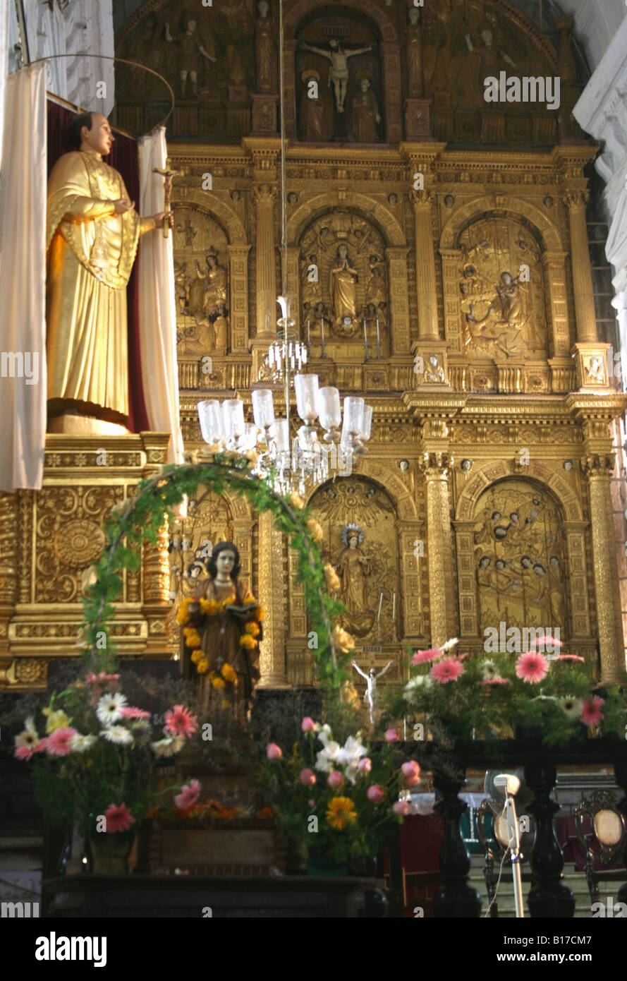 L'altare maggiore del Duomo Se raffigurante il martirio di Santa Caterina , Old Velha Goa , India Foto Stock