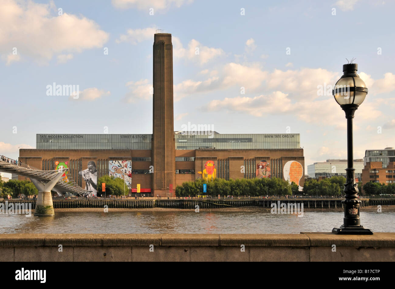 La galleria d'arte Tate Modern espone Street art sulle pareti di una centrale elettrica di Bankside ristrutturata e ridondante sul fiume Tamigi a Southwark, Londra, Inghilterra, Regno Unito Foto Stock