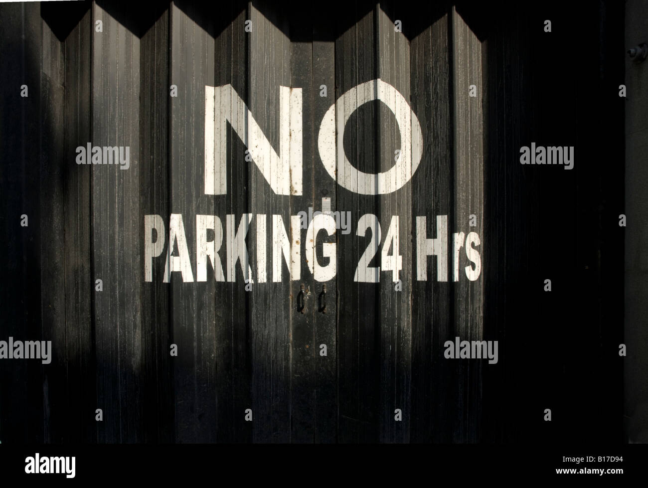 Nessun parcheggio 24 ore su porte di garage Foto Stock