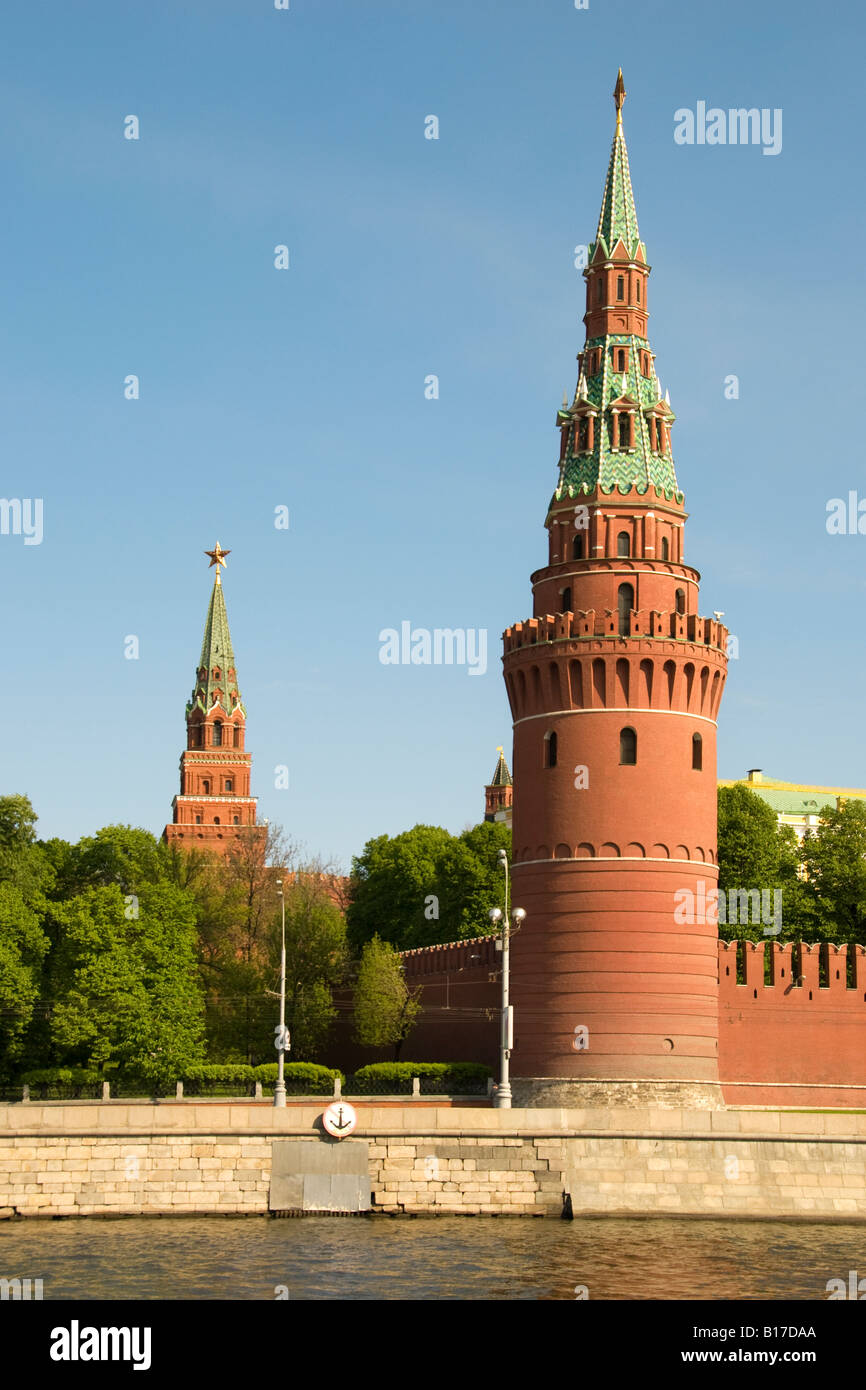 Torre Vodovzvodnaya e pareti del Cremlino a Mosca, Russia Foto Stock