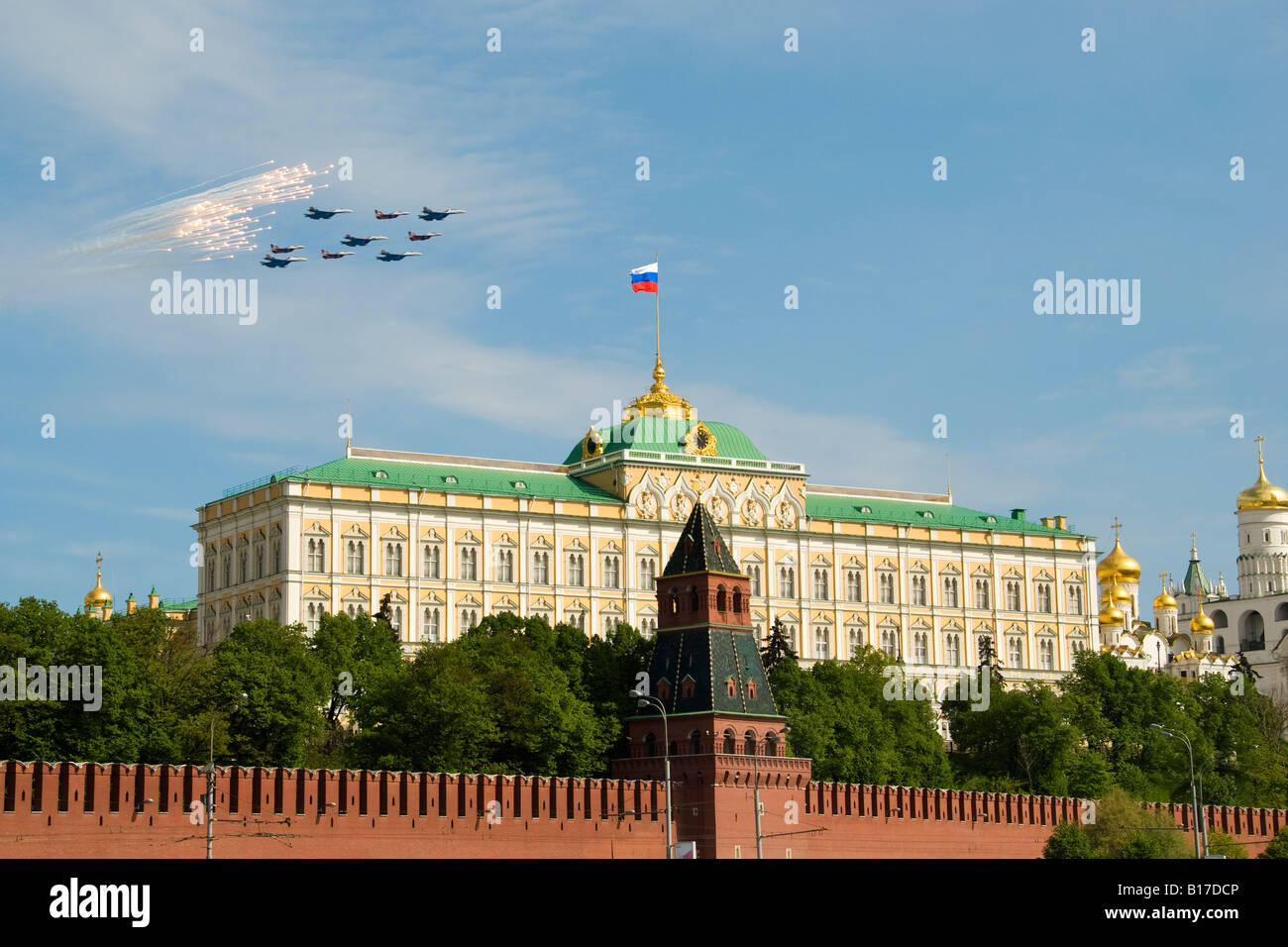 Il russo "wifts' e 'Cavalieri russo' volare in formazione sopra il Gran Palazzo del Cremlino di Mosca la Giornata della Vittoria parade, 9 maggio 2008 Foto Stock