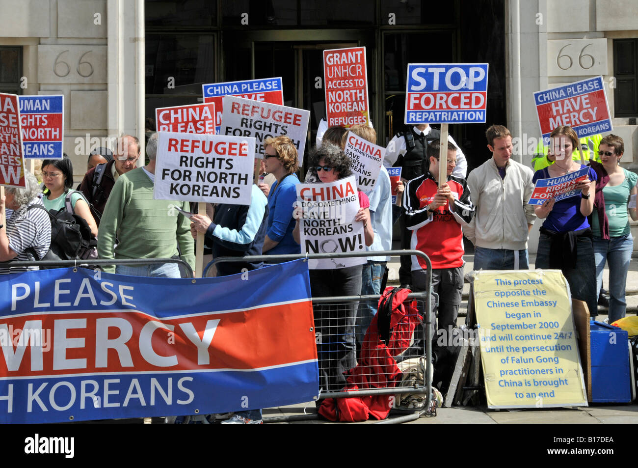 Londra persone che protestano di fronte alla ambasciata cinese circa i diritti dei profughi per il nord coreani Foto Stock
