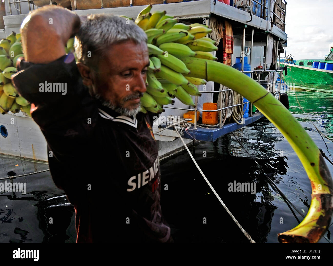 L'uomo porta banana Foto stock - Alamy
