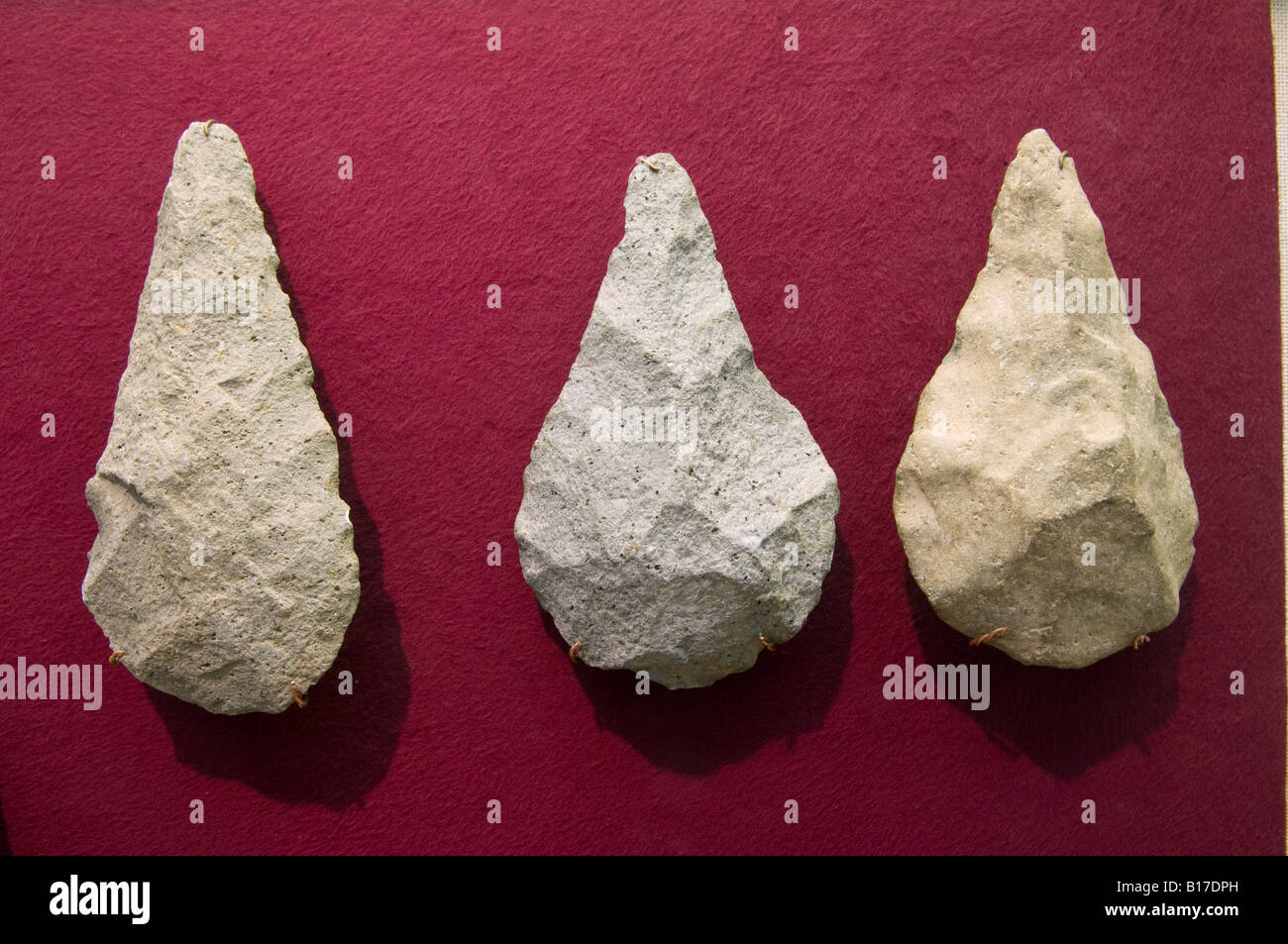 Preistorici strumenti di selce da epoca Paleolitico inferiore visualizzati nell'uomo preistorico museo nel Kibbutz Ma'ayan Baruch, Galilea superiore nel nord di Israele Foto Stock
