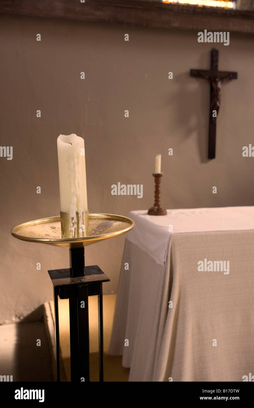 Candele in una chiesa, Rosedale Abbey, North Yorkshire, Inghilterra Foto Stock