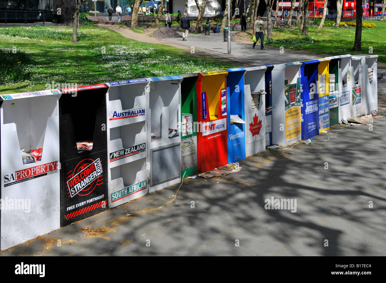 Linea di Londra del quotidiano free bidoni nelle vicinanze del euston rail station Foto Stock