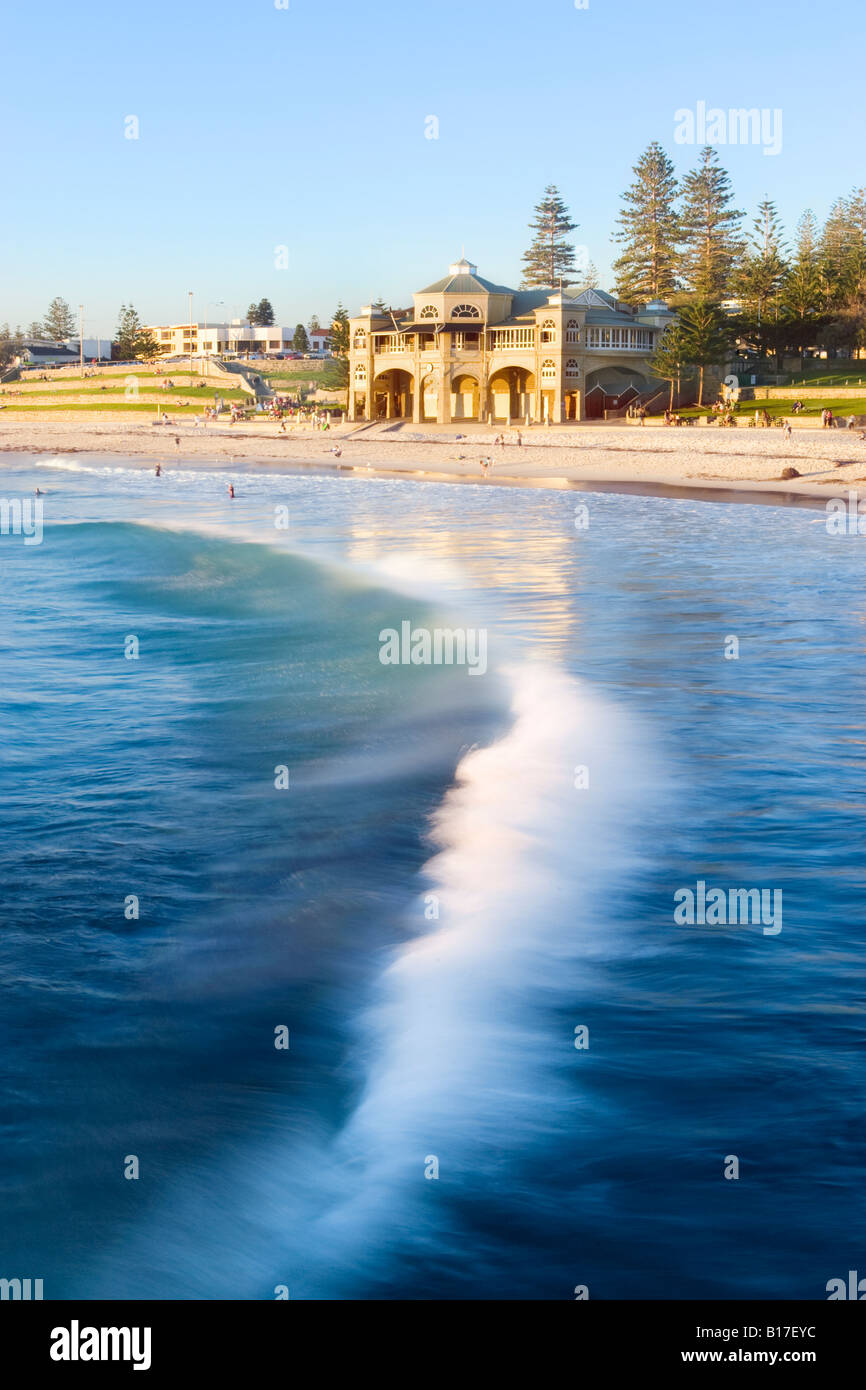 Una rottura di onda a Cottesloe Beach Foto Stock