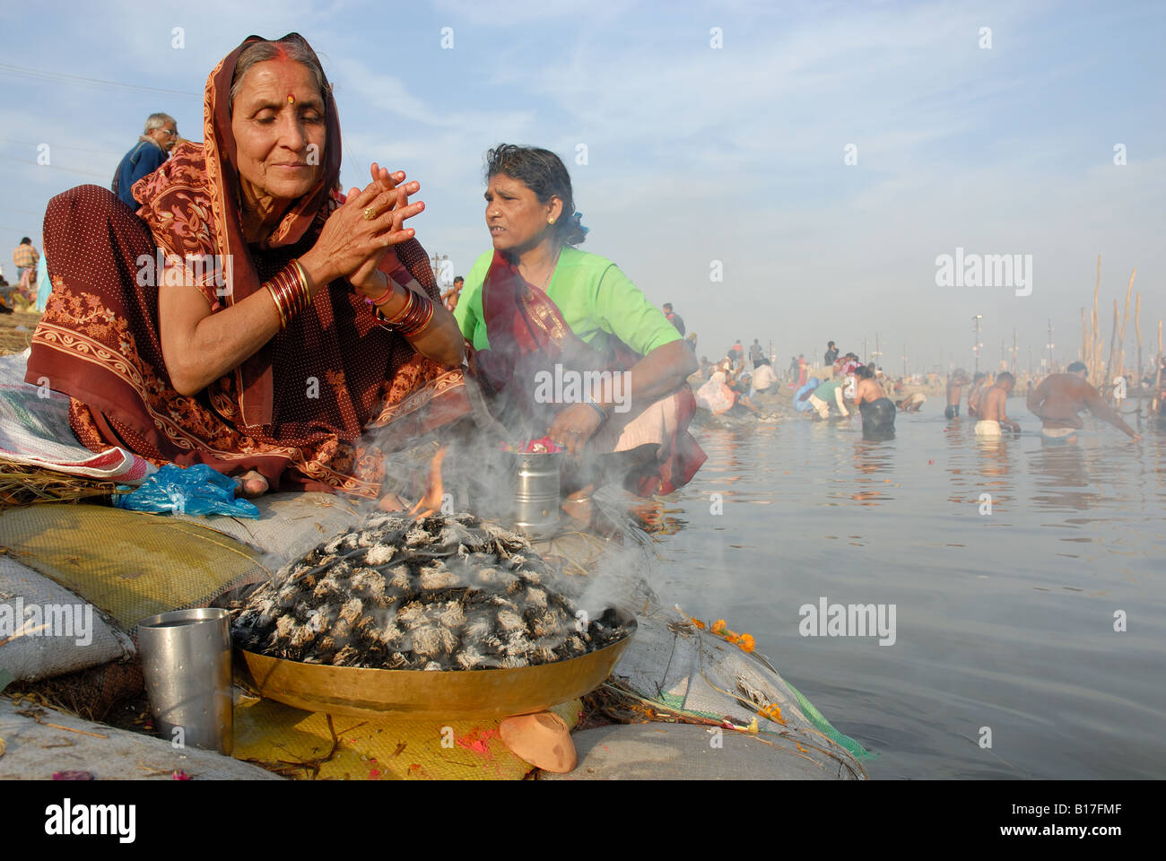 Devoto esecuzione rituale dalla banca del Gange a Ardhkumbh 2007 (Allahabad Prayag). India. Foto Stock