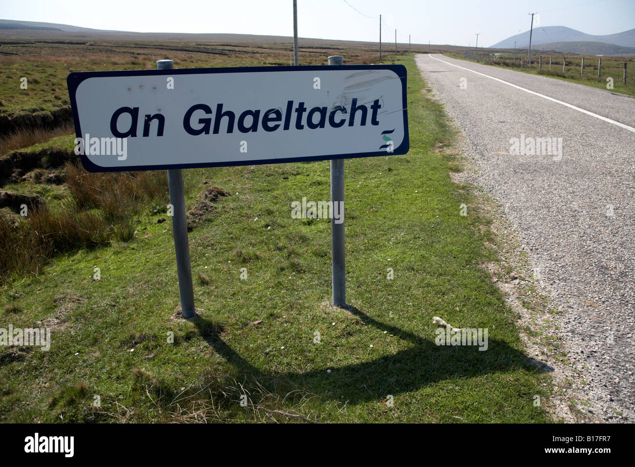 Un segno ghaeltacht a lato della strada nella regione settentrionale della contea di Mayo Repubblica di Irlanda significa ingresso gaelico irlandese area di lingua Foto Stock