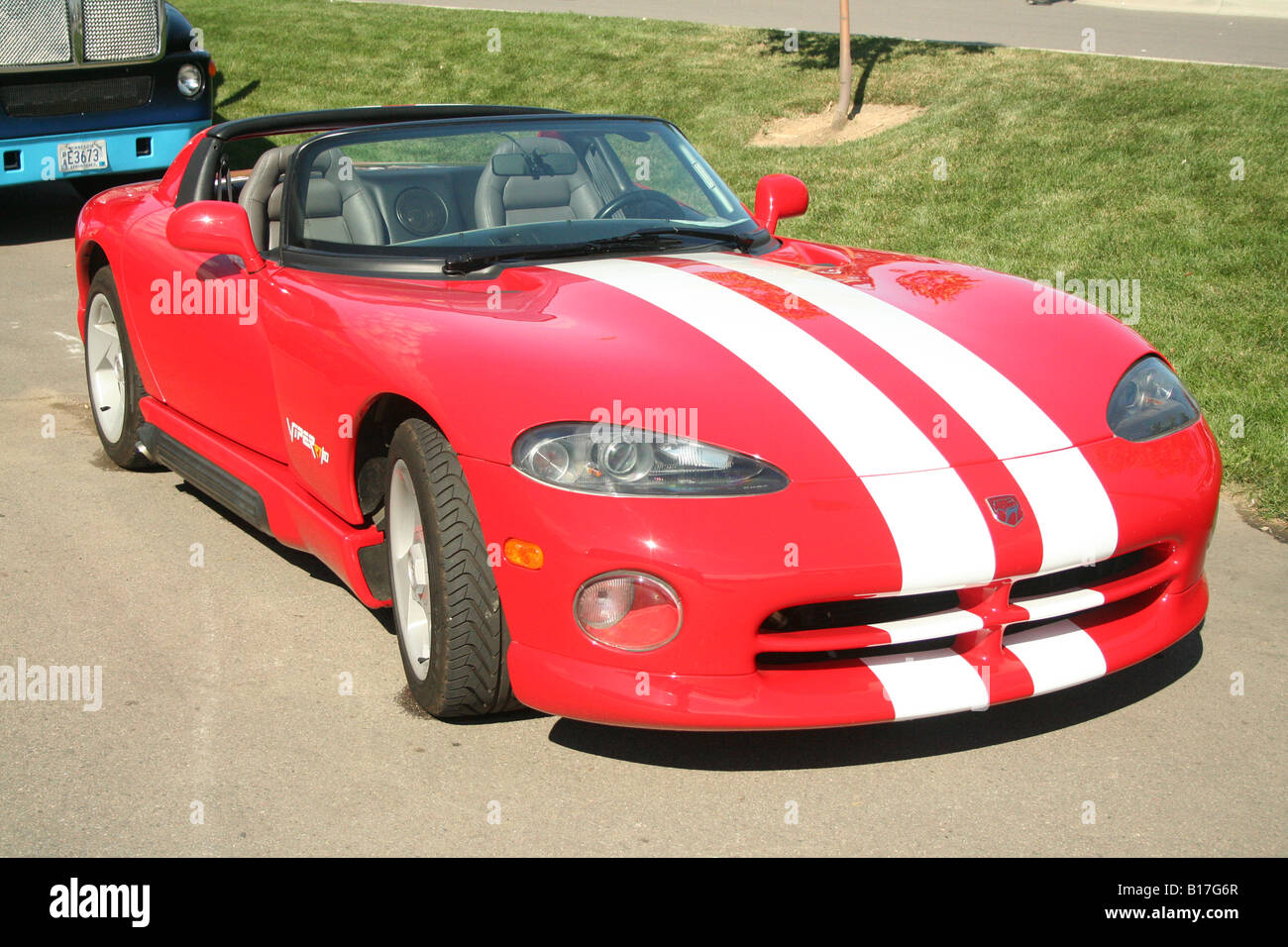 Fast viper cabrio parcheggiata sul lato della strada Foto Stock