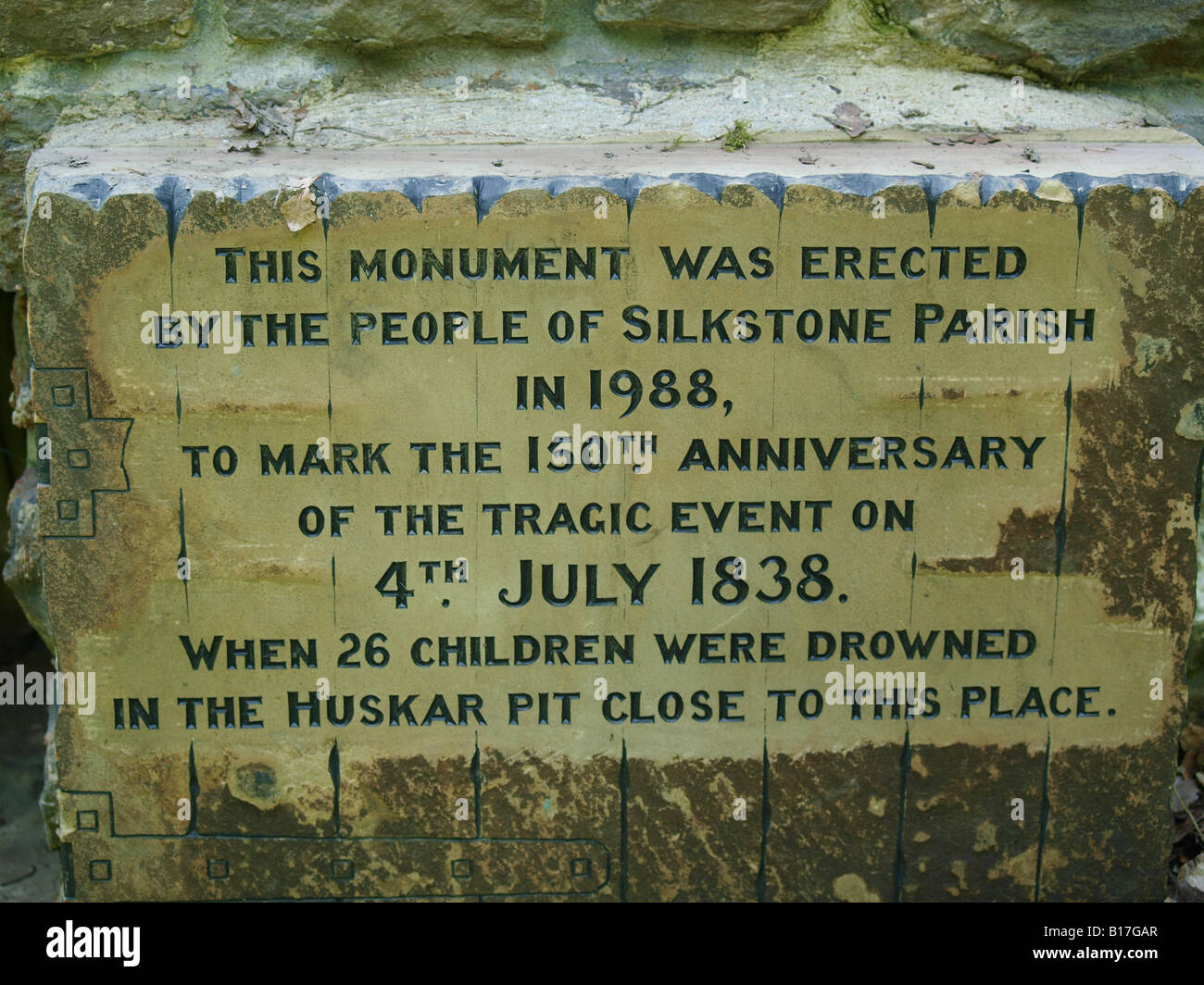 Monumento eretto in Silkstone Barnsley per contrassegnare il centocinquantesimo anniversario della Huskar catastrofe mineraria Foto Stock