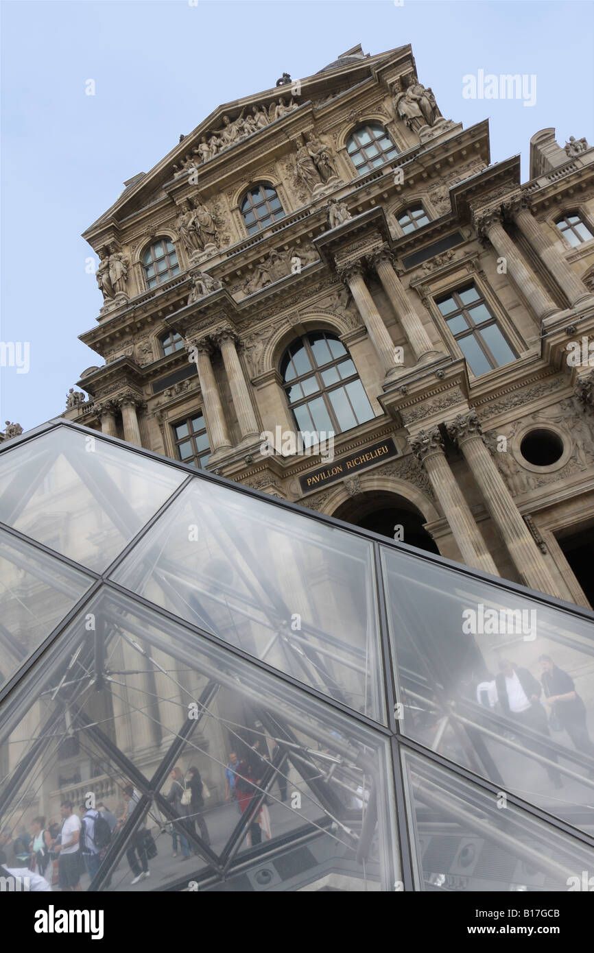Al di fuori del Louvre, Parigi, mostrando l'entrata di vetro a piramide e Richelieu gallery Foto Stock