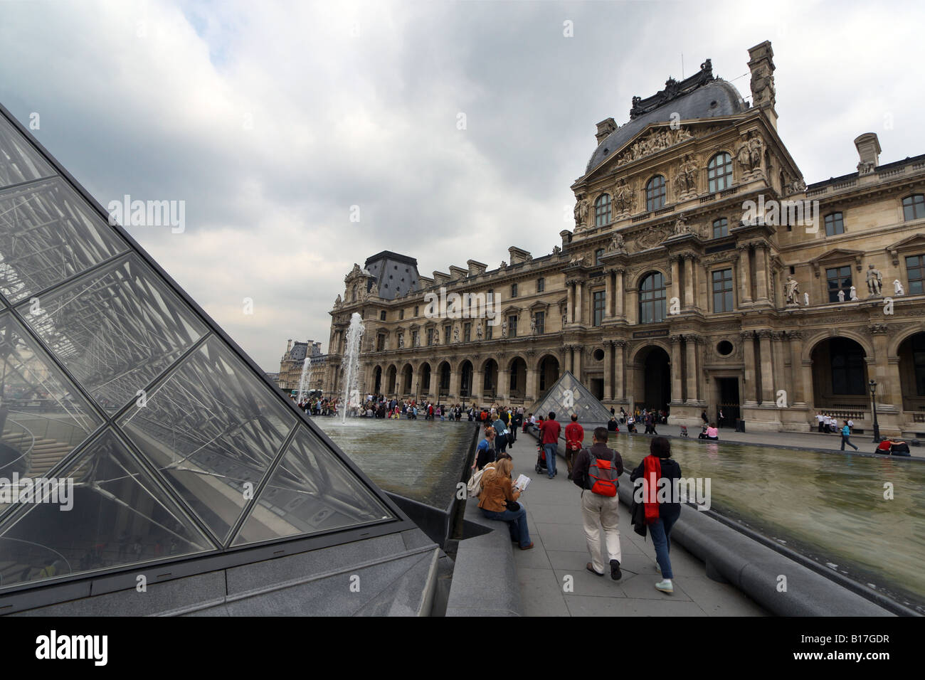 Il museo del Louvre, Parigi, Francia, mostrando l'entrata di vetro a piramide e Richelieu gallery Foto Stock