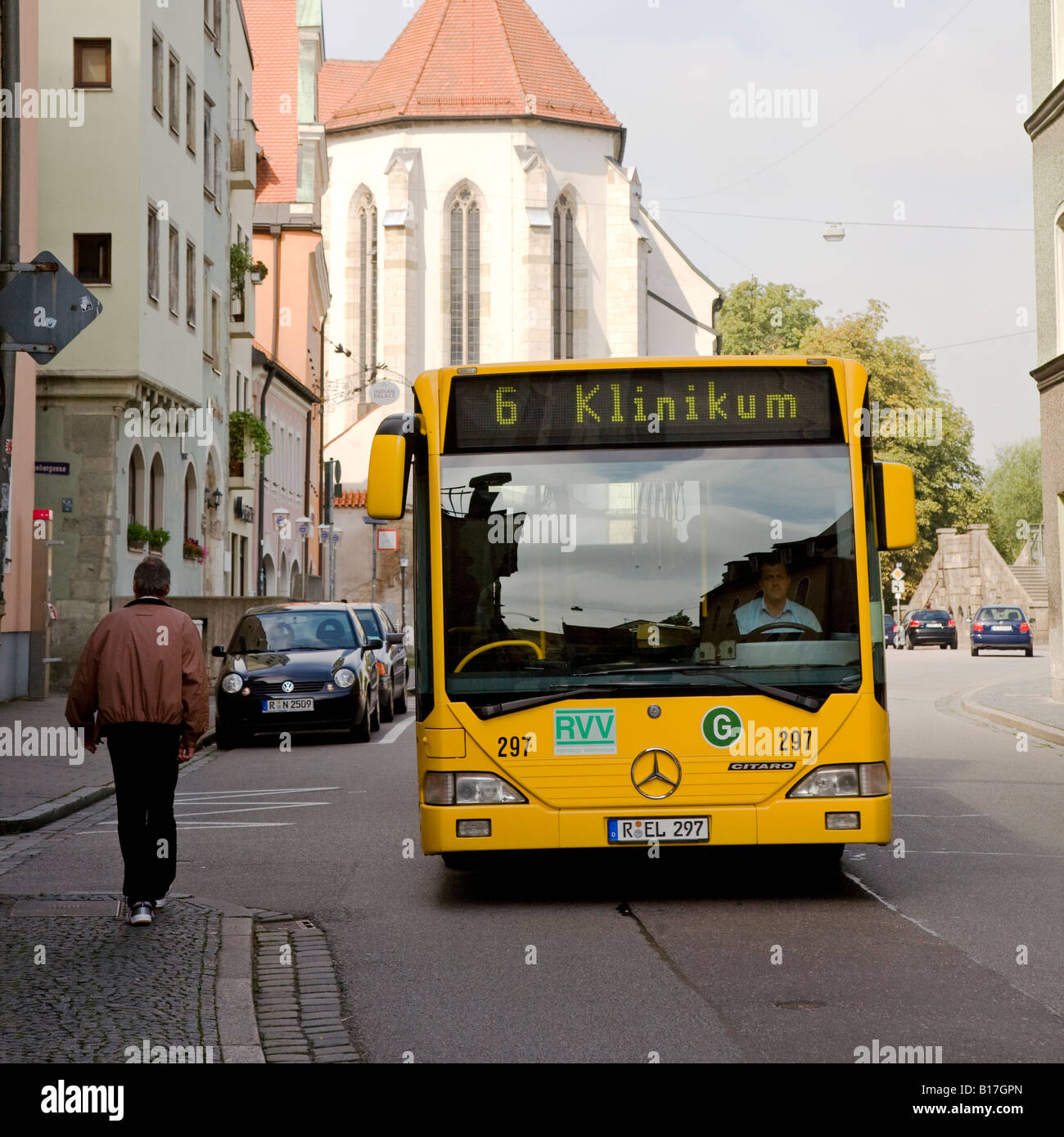 Parte anteriore del moderno trasporto pubblico bus Citaro con Klinikum (ospedale) destinazione segno Regensburg Germania Foto Stock