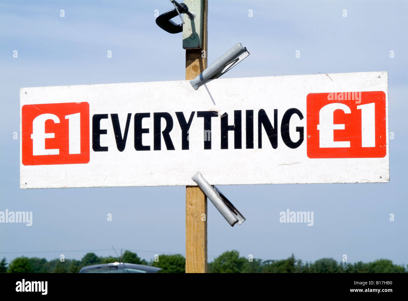 Denaro contante a buon mercato brutto valore di bilancio svalutato svalutazione forte debole clearout vendita clearence seminterrato Foto Stock