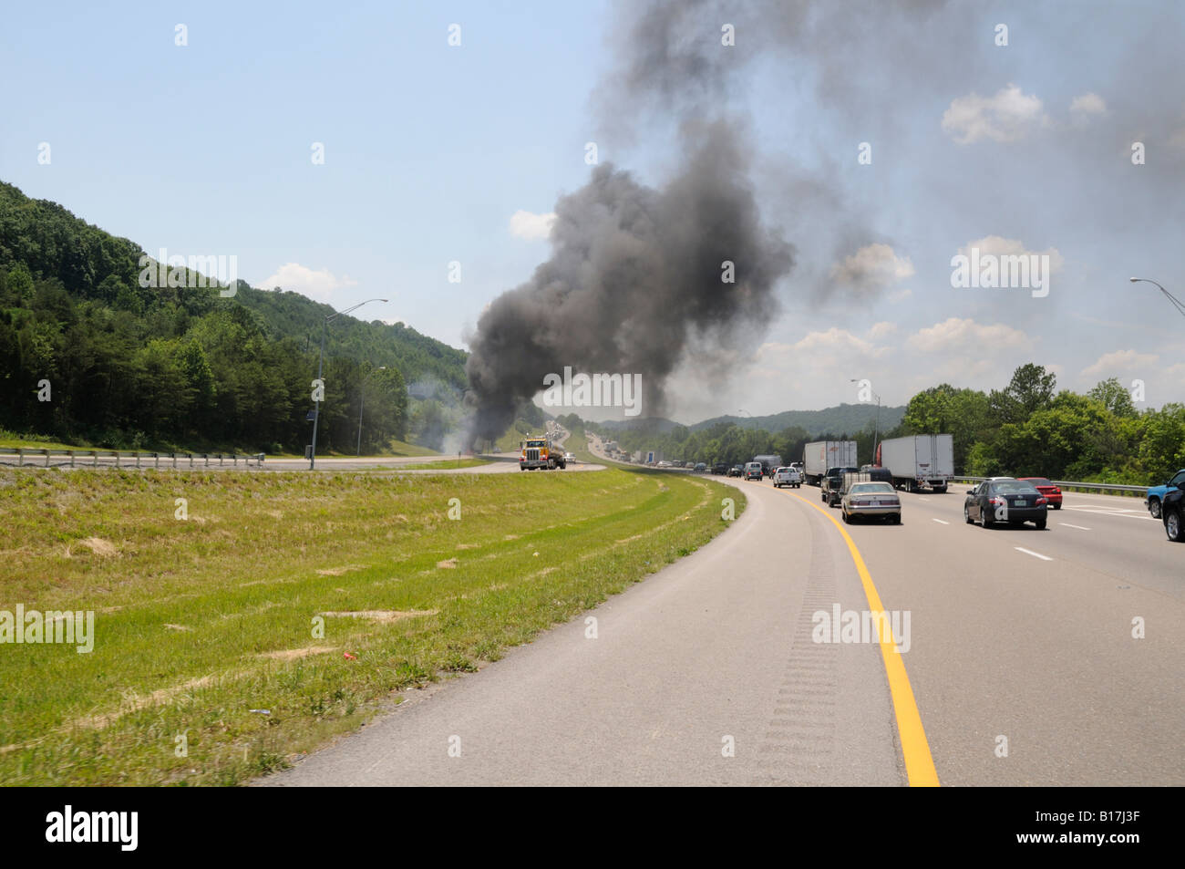 Il trattore camion con rimorchio sul fuoco a est lato rilegato della I-640 a Knoxville in Tennessee USA il 6 giugno 2008. Foto Stock