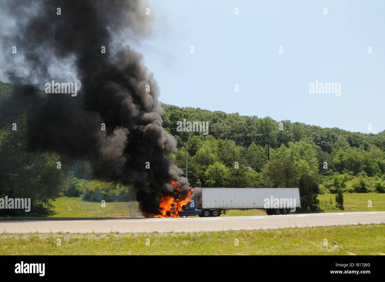 Il trattore camion con rimorchio sul fuoco a est lato rilegato della I-640 a Knoxville in Tennessee USA il 6 giugno 2008. Foto Stock