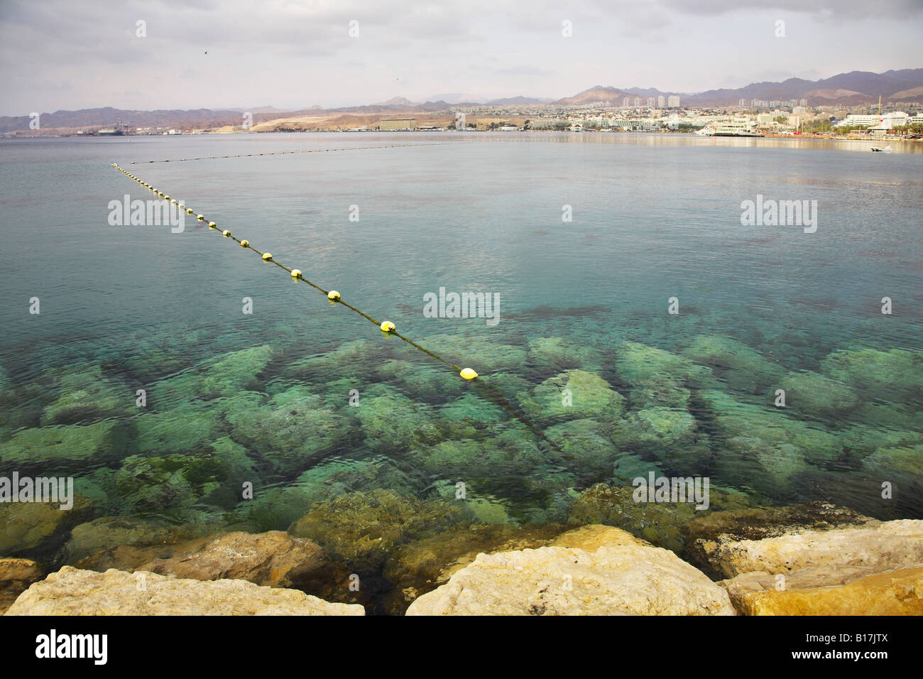 Un golfo poco profondo con la trasparente acqua verdastra circondato da boe di ancoraggio nel grande mare del sud resort Foto Stock