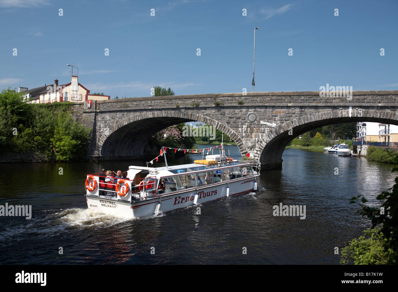 Erne tours tourist cruiser con passeggeri a bordo Crociera sul fiume Erne sotto i ponti a Enniskillen town County Fermanagh Foto Stock