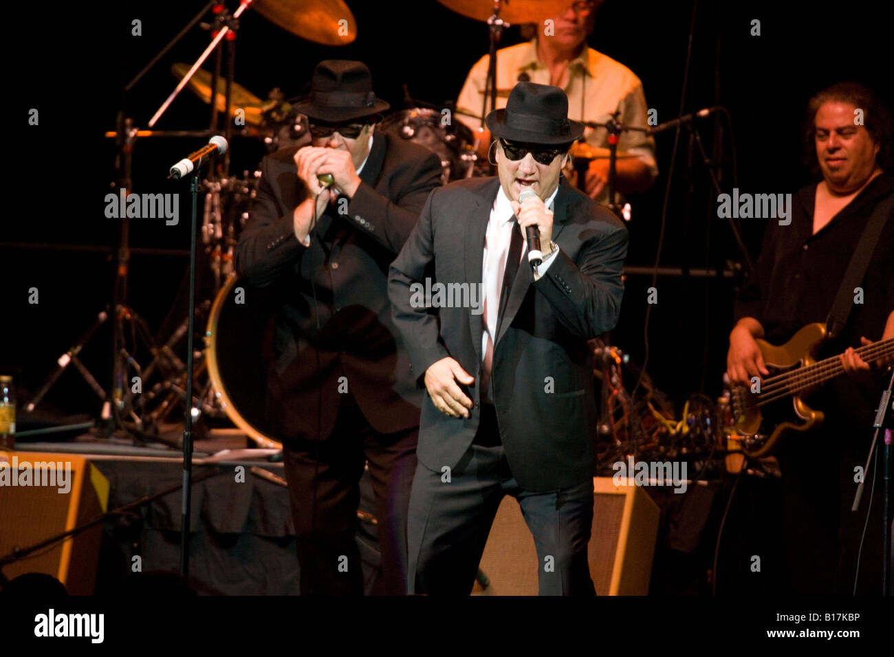 Zee e Elwood Blues Jim Belushi e Dan Aykroyd eseguita con Blues Brothers Band John Paul Jones Arena Charlottesville VA USA Foto Stock