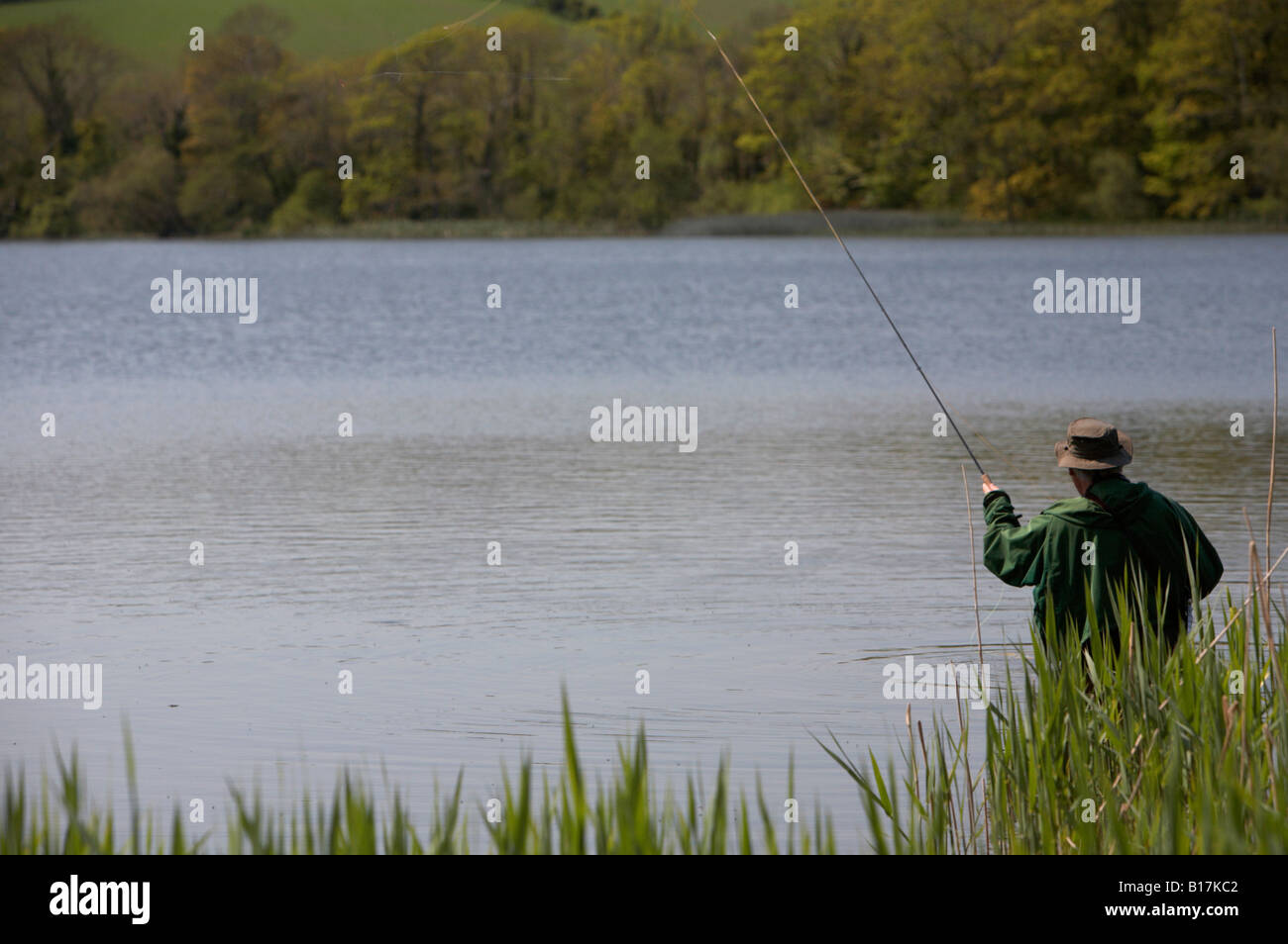 Uomo di colata asta di pesca a mosca e la linea in un lago della contea di Down Irlanda del Nord Foto Stock